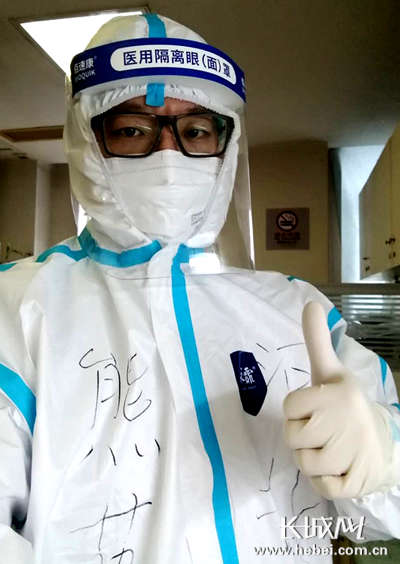 熊英在武汉工作中.