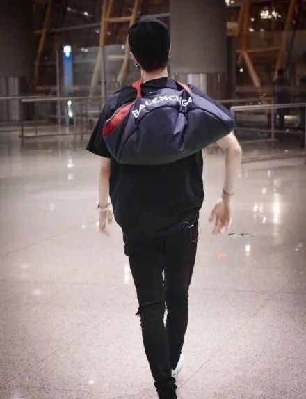 不想用手拎着包，你可以试试时髦精们的“挂包”大法啊_凤凰网时尚_凤凰网