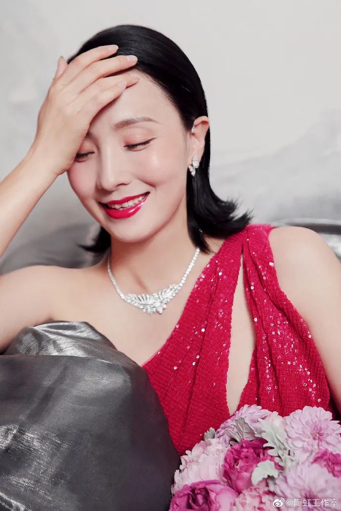 小陶虹的优雅上到眉眼下到指尖