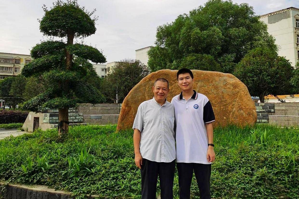 汉口北高中高三年级组组长杨建周介绍胡骏高一入校的