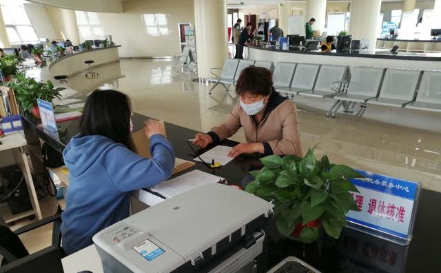 柏乡县人社局全心全意推行"妈妈式"服务__凤凰网