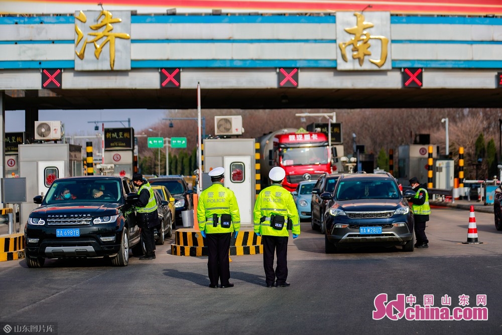 济南交警24小时值守高速公路收费站