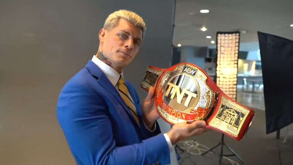 现在传奇的wwe裁判米克·奇奥达(mike chioda)在执法aew tnt冠军赛