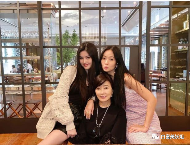 右边这位则是她的妈妈,素有"台湾第一名媛"之称的孙芸芸,42岁而她如今