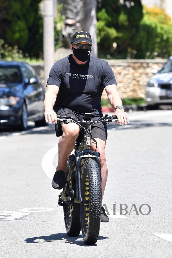 男星街拍王一博闪现韩庚携庚嫂发糖海总海边秀身材