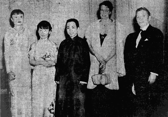 美总统罗斯福夫人到剧场参观与熊式一夫妇合影。从右至左:戏剧家士脱,罗斯福夫人,熊式一,熊蔡岱梅,施大使女公子蕴珍女士。《大公报(天津版)》,1936年4月20日。