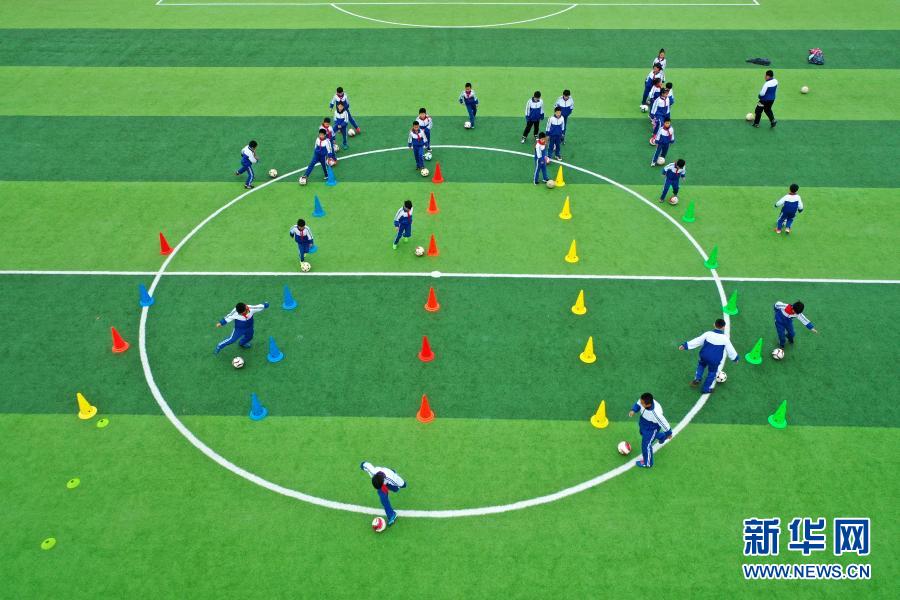 12月1日,山东省青岛市即墨区龙山中心小学足球社团的学生在操场上训练(无人机照片)。 近年来,为培养学生兴趣爱好,丰富校园文化生活,山东省青岛市即墨区龙山中心小学以社团活动为平台,积极开展特色教育活动。学生可根据喜好自主选择参加足球、国画、钢琴、手工等多种社团课程,让孩子们在推进素质教育的过程中快乐成长。 新华社发(梁孝鹏 摄)