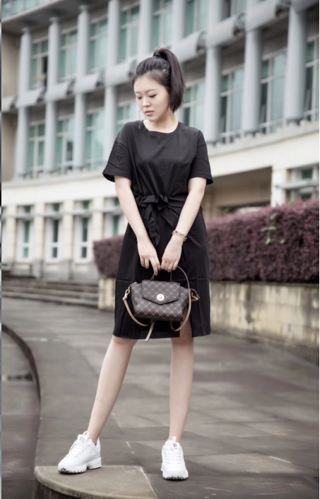 她是96年出生的新晋"氧气女神"梁婧姝