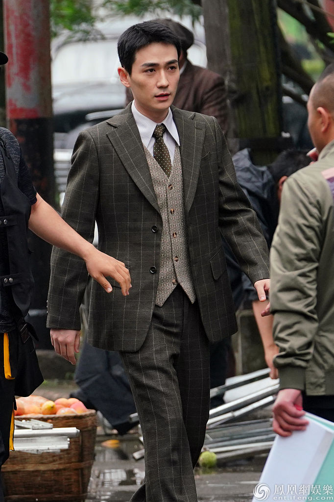 朱一龙穿民国西装上演"眼镜杀" 笑容温暖秒变斯文男