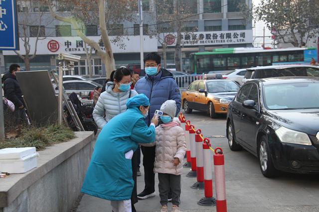 患者进入医院前在门口接受测温.