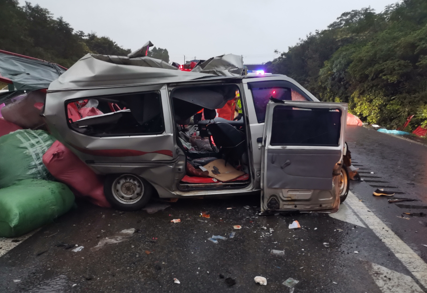 今日凌晨京港澳高速一面包车追尾货车,车头严重塌陷__凤凰网