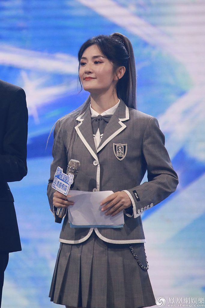 谢娜主持《青你2》成团直播 扎高马尾穿制服青春洋溢