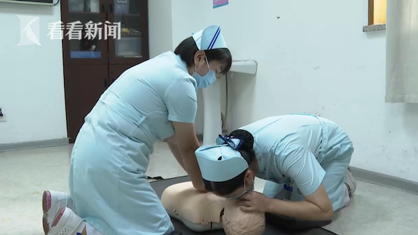 4岁男童溺水危在旦夕 两护士跪地急救半小时