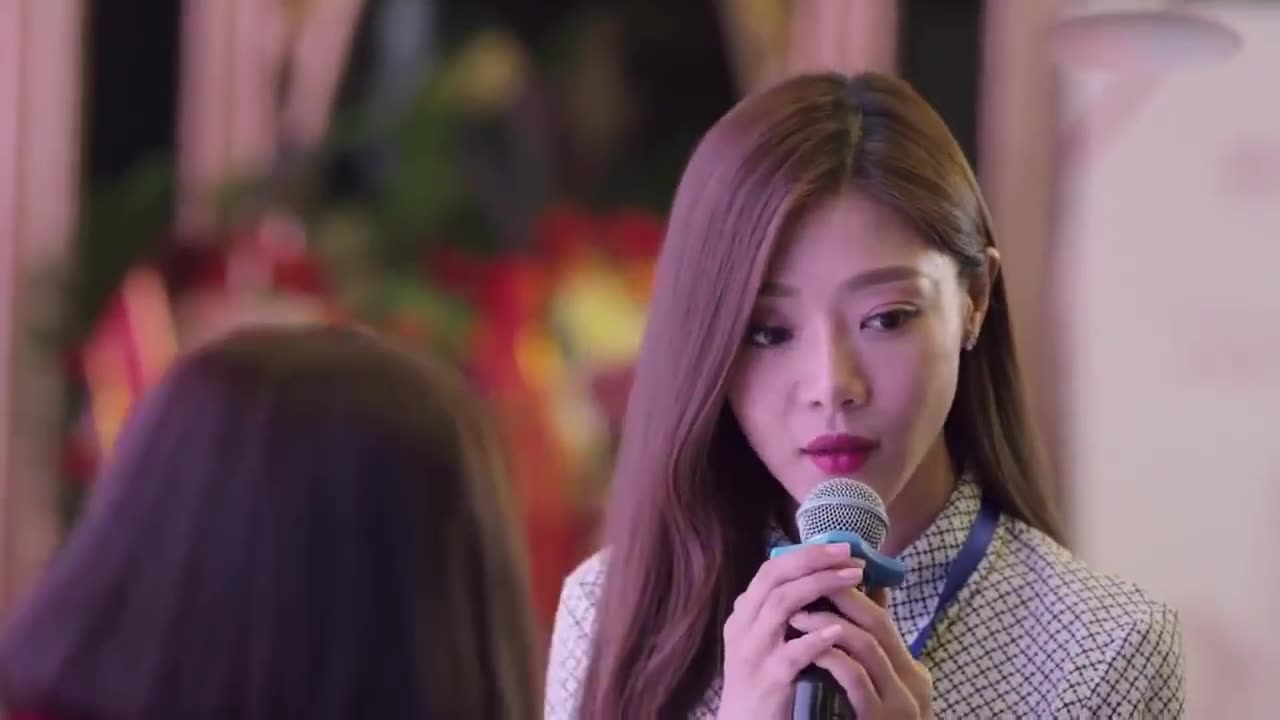 美女话筒突然没声音,下秒美女的机智反应,让总