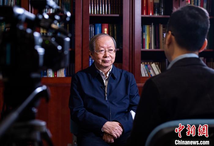 中国经济体制改革研究会会长、国家发展和改革委员会原副主任彭森日前接受中新社“中国焦点面对面”专访，对此进行权威解读。中新社记者 侯宇 摄