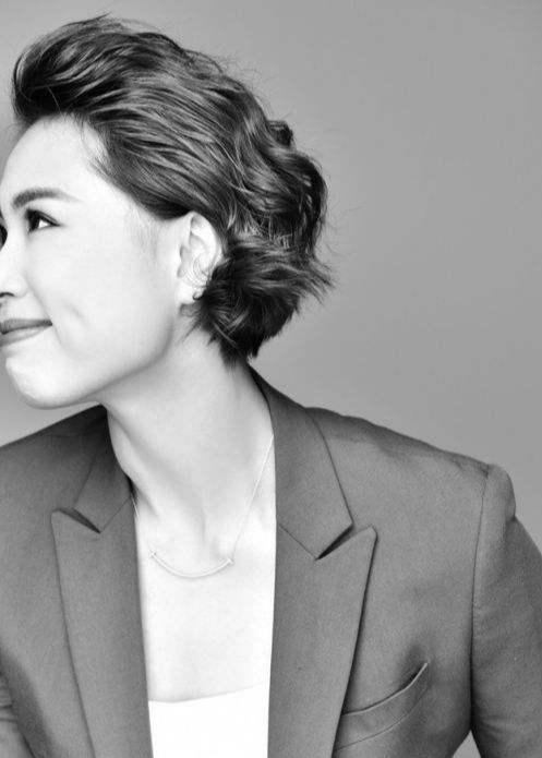 曾春蕾制服写真,烈焰红唇,御姐风魅惑,网友:屁股大别人一号!__凤凰网