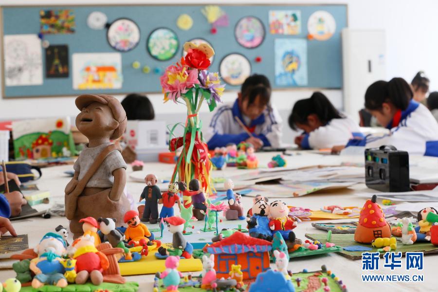 12月1日,山东省青岛市即墨区龙山中心小学手工社团的学生在创作作品。 近年来,为培养学生兴趣爱好,丰富校园文化生活,山东省青岛市即墨区龙山中心小学以社团活动为平台,积极开展特色教育活动。学生可根据喜好自主选择参加足球、国画、钢琴、手工等多种社团课程,让孩子们在推进素质教育的过程中快乐成长。 新华社发(梁孝鹏 摄)