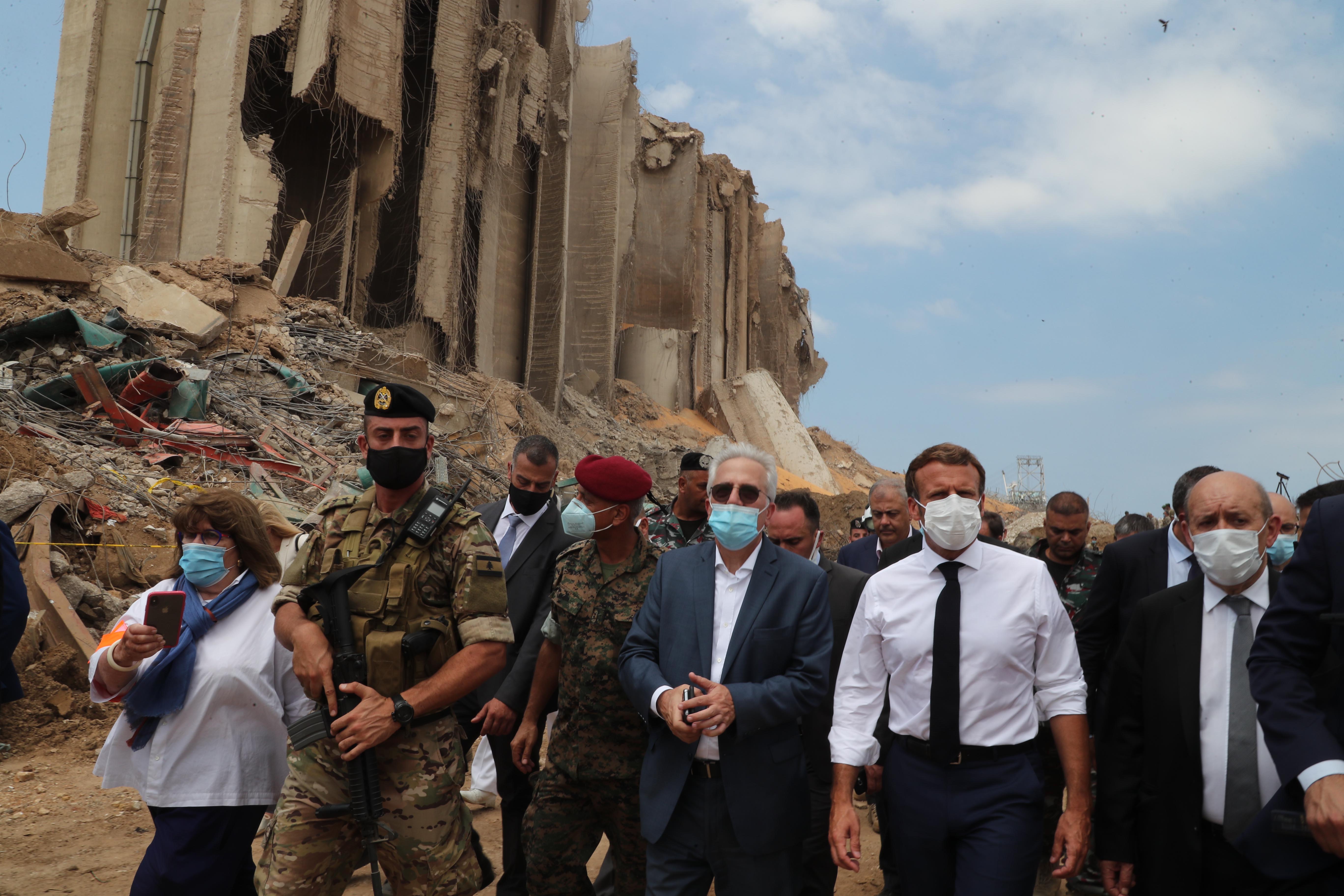 8月6日,法国总统马克龙(前右二)访问爆炸过后的黎巴嫩贝鲁特港口