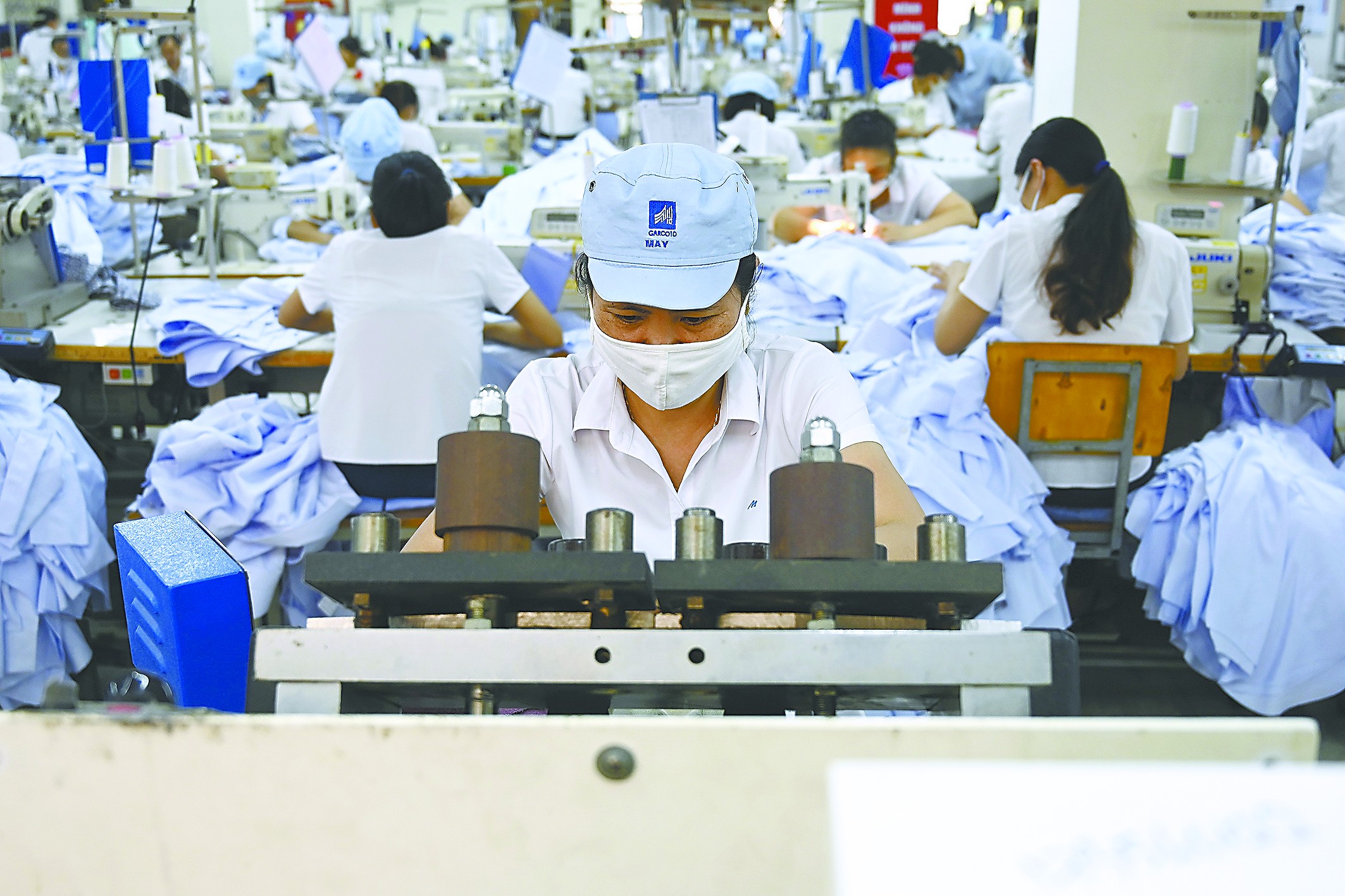 越南纺织厂女工在加工服装