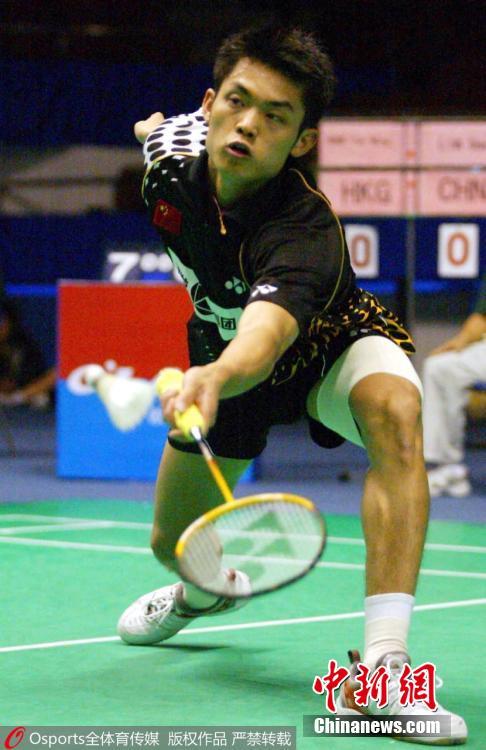  2003年11月11日，2003年中国羽毛球公开赛，进入国家队不久，还是青涩少年的林丹在比赛中。图片来源：Osports全体育图片社