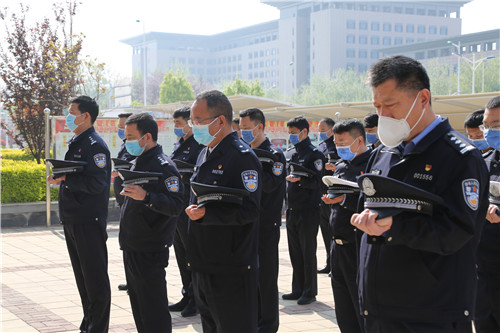 公安局備勤民輔警在院內集合完畢,10時整,下半旗儀式完成,空防警報聲