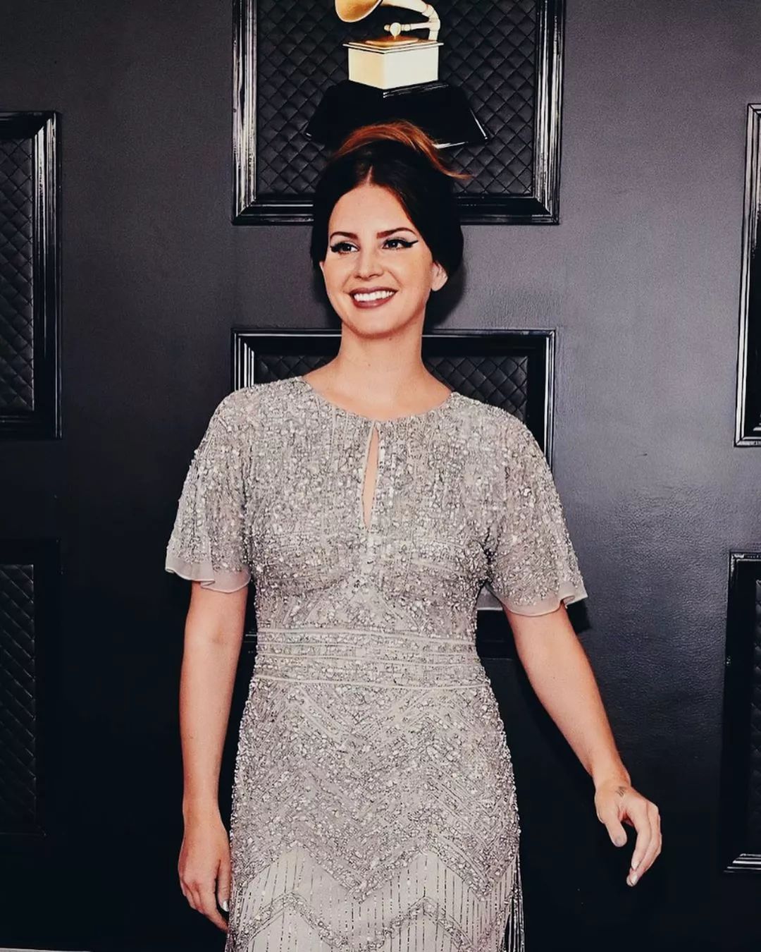 打雷姐格莱美陪跑银行婊马上放冷箭嘲笑