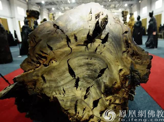 镇馆之宝（千年乌木）木面香气扑鼻（图片来源：凤凰网佛教 桐柏山木雕博物馆提供）
