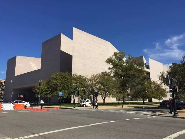 美国国家美术馆西馆 一座在东,是一幢充满现代风格的三角形建筑.