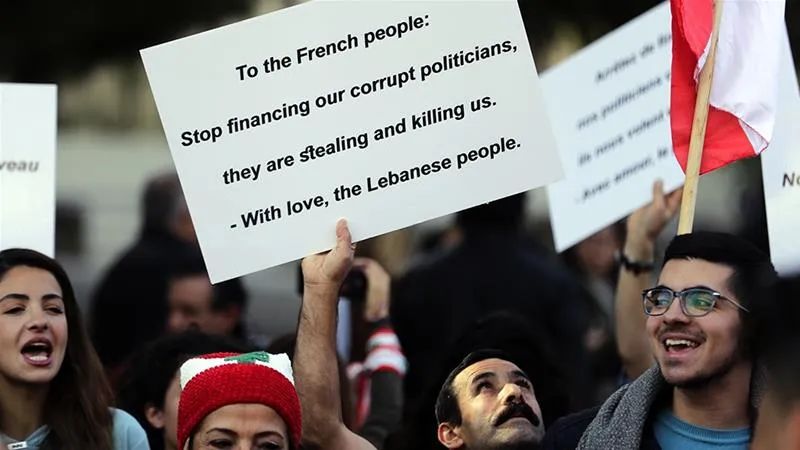 （图说：2019年12月，黎巴嫩人在法国驻黎巴嫩大使馆前抗议，抗议者认为法国不经意间为黎巴嫩腐败的统治阶层输送了资金。图/AFP）
