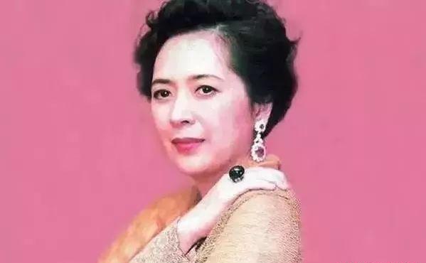 长得好看,口才又好,反应机敏的宝咏琴,理所当然成为了刘銮雄商业帝国