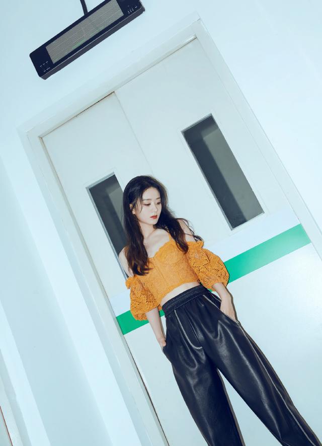 名门泽佳赵丽颖越来越会穿橘色镂空上衣配黑色皮裤效果飒爽优雅