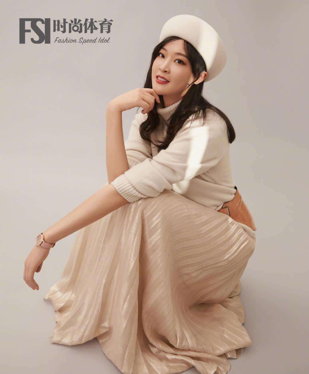 惠若琪分享最新写真照,裙子和工作人员一样高,网友:这大长腿!