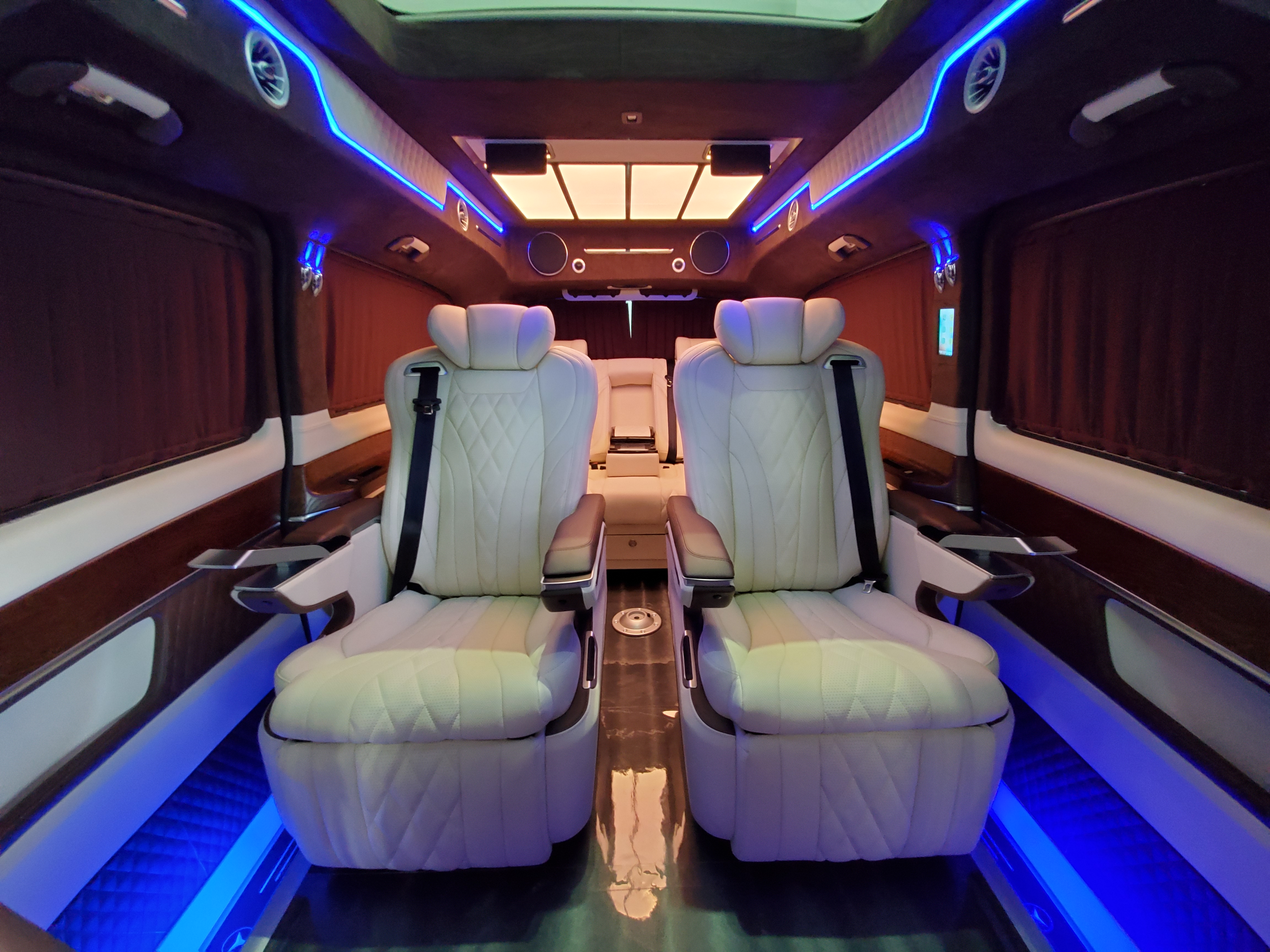 进口奔驰迈巴赫vs880打造高贵奢华的mpv