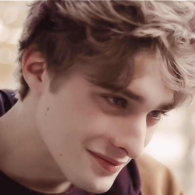 他是法国的小鲜肉男演员,叫maxence danet-fauvel,但国内的迷弟迷妹们