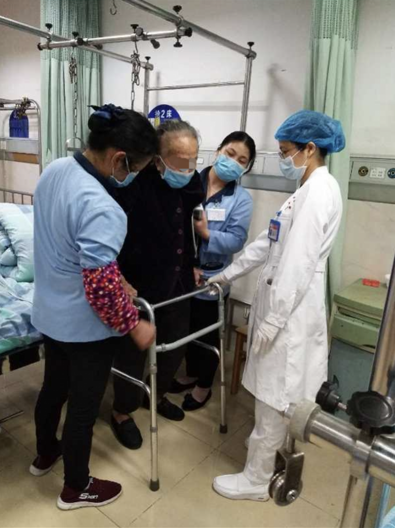 2月12日,家住大岭山98岁高龄的刘婆婆因不慎摔伤被家人送到寮步医院