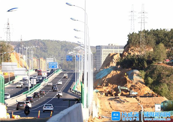 在中原路至齐鲁大道辅路段工人们同样忙碌