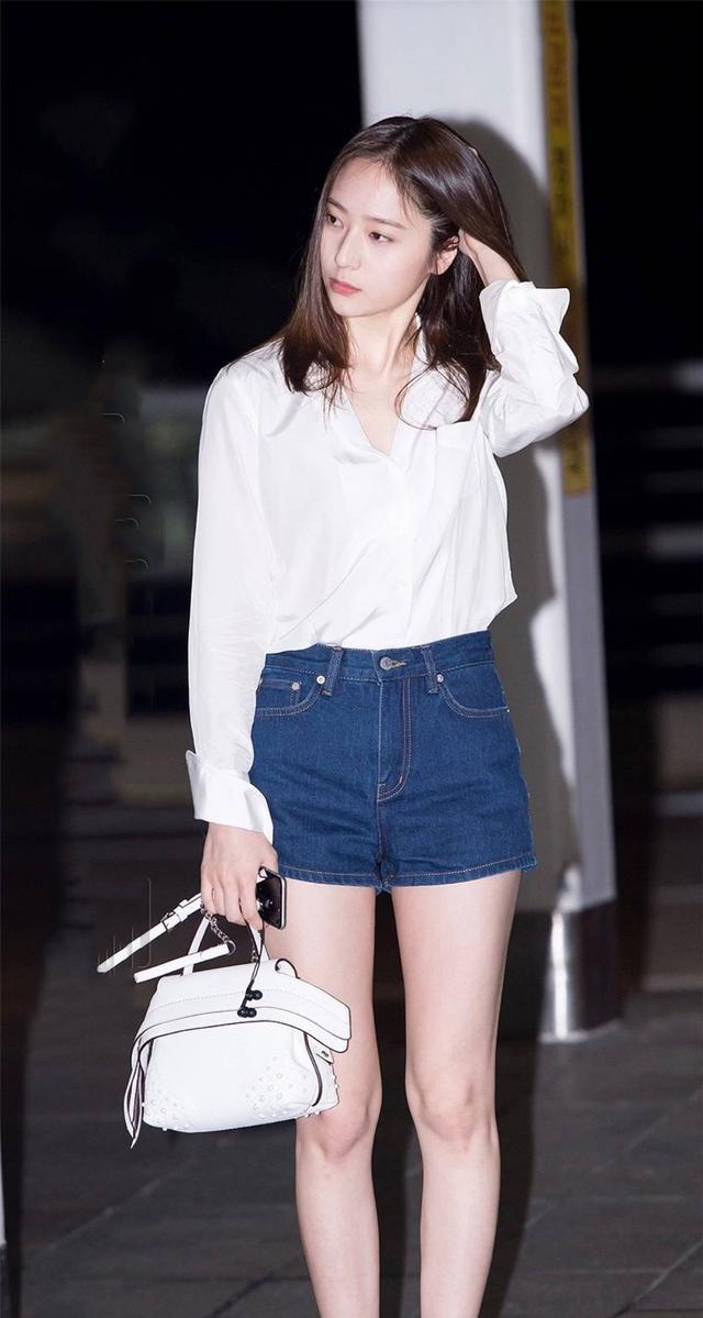 郑秀晶瘦回来了白衬衫配牛仔短裤照样惊艳生图腿部肌肉太抢镜
