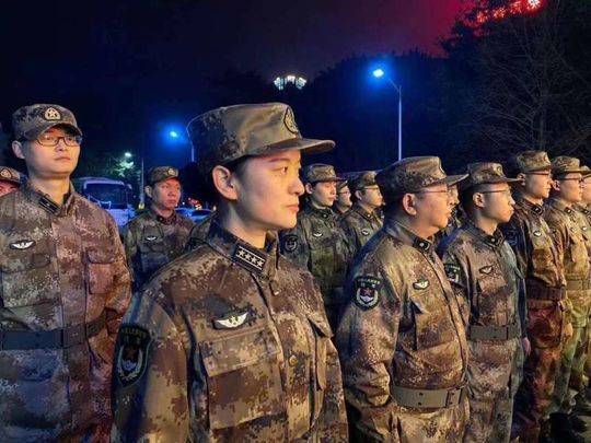 陆军军医大集结出征(左二李琦教授,左一宋彩萍副院长)王杰平(重庆)2月