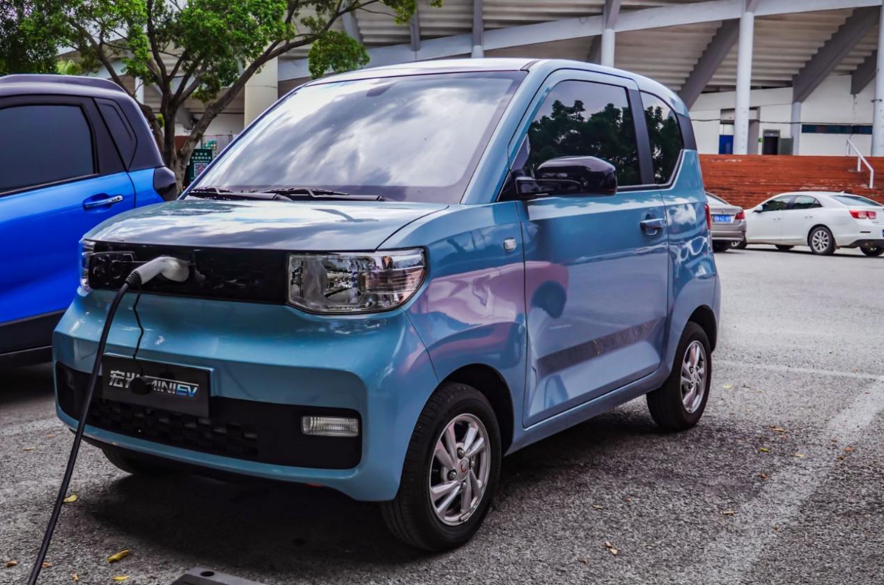 续航升至200km新宏光mini出新配色稳坐新能源车销冠