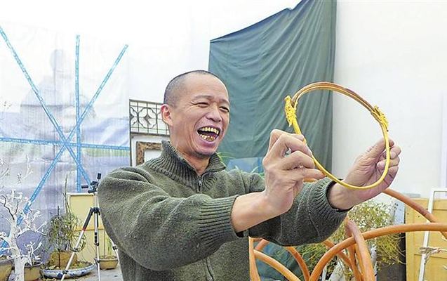 自残式艺术家割掉自己的肋骨做项链