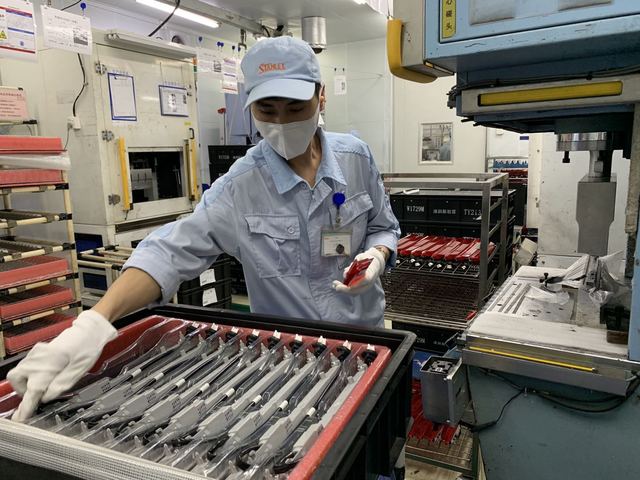 2月14日中午,世界500强企业广州斯坦雷电气有限公司的车间里,工人们有