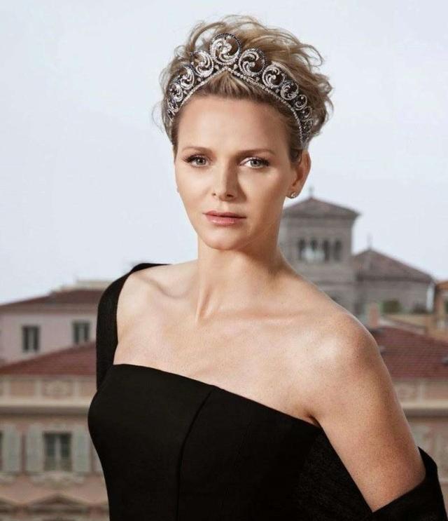 夏琳王妃终于换发型了!剪狗啃式刘海翻车,穿心机亮黄皮衣太吸睛