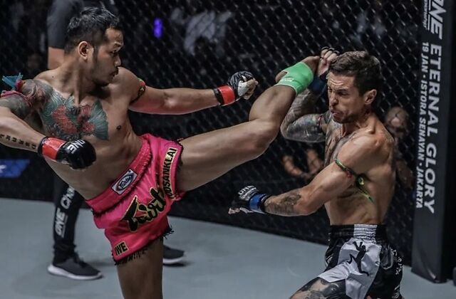 "肥鸭"雅桑克莱大婚,35岁的泰拳传奇未来路在何方?