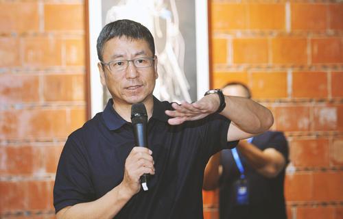 白岩松背后的女人和男人,贤妻良母朱宏钧,学业爱情双丰收白清扬__凤凰网
