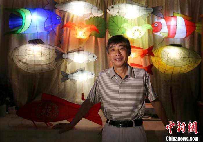 虞敏儿和凝聚了他一生心血的各式彩灯 王洁涵 摄