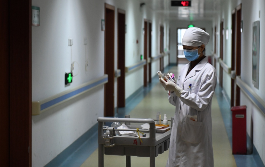 我静静地躺在病床上,蜷缩在白色的被子里,默默的数着从输液瓶里掉下的