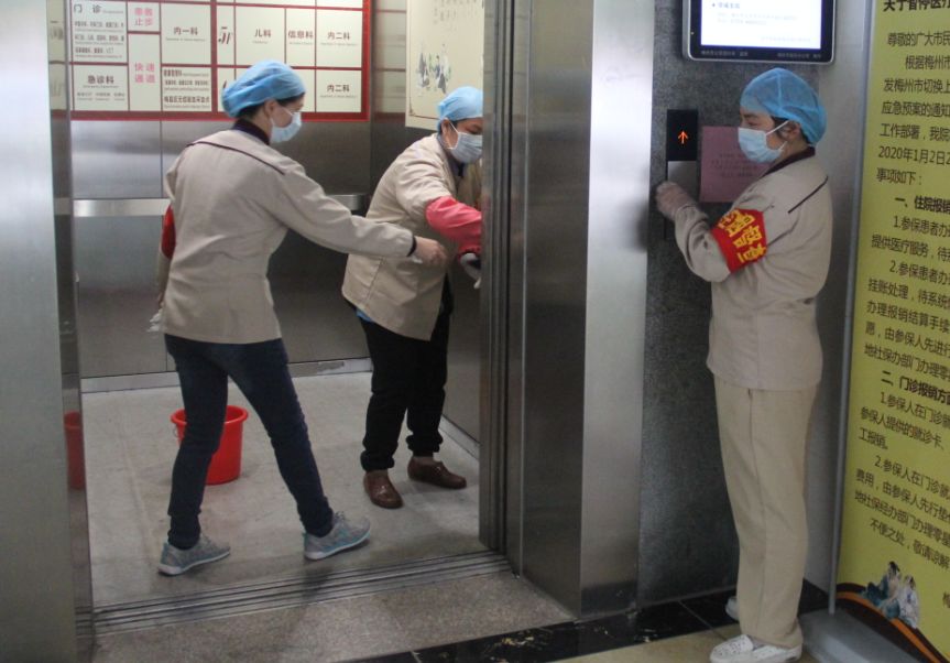 坐电梯时,除了戴口罩,使用纸巾包裹手指后接触按键,还有哪些贴士能让