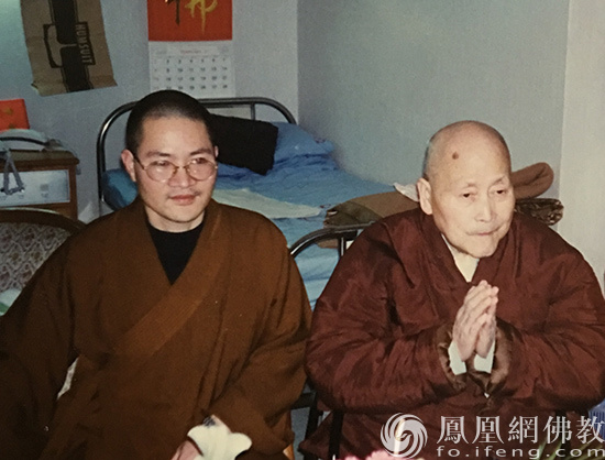 看望恩师眀旸长老(图片来源:凤凰网佛教 王枫涛提供)