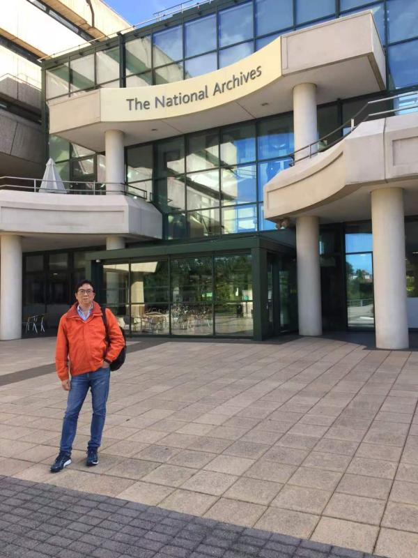 本文作者摄于英国国家档案馆前,2017年8月。在这次查阅中,作者找到了《史稿》。