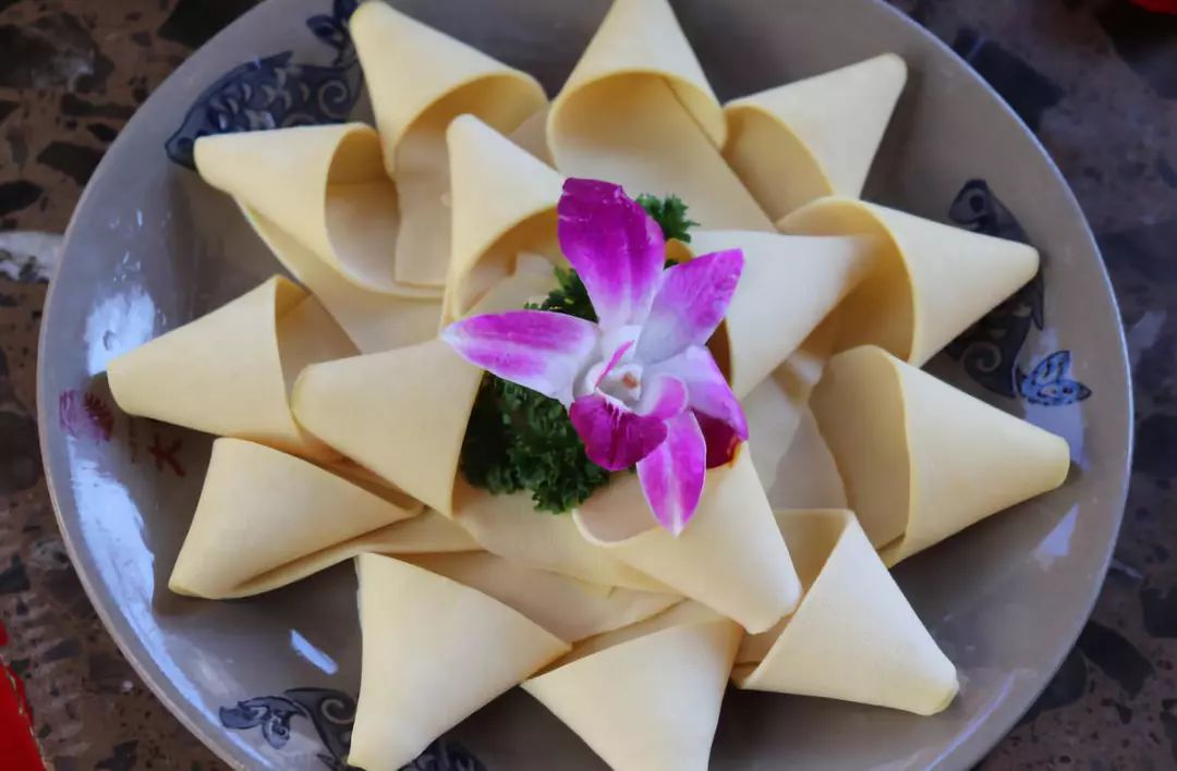 鲜豆皮 :如花绽放在盘中的鲜豆皮好看的很,赶紧掏出手机拍一张,美到不